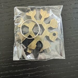 Multi-tool keychain‎